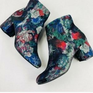 Zigi Soho Nydia Booties Blue Floral Size 8